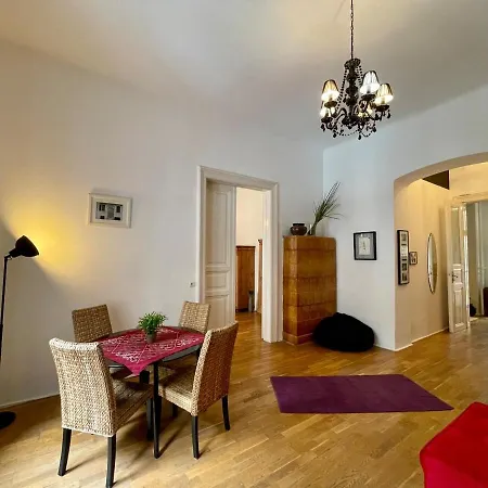Iza Bella Classic Romantica Spacious 2br Budapest