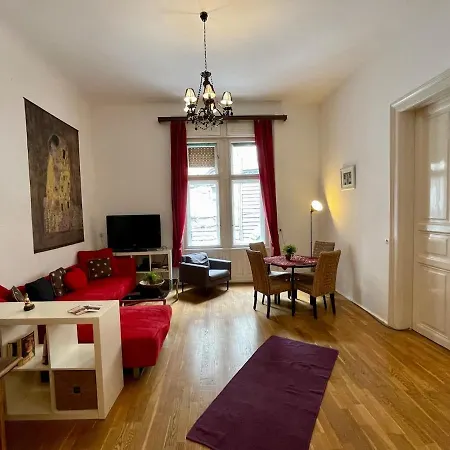 Iza Bella Classic Romantica Spacious 2br Apartman